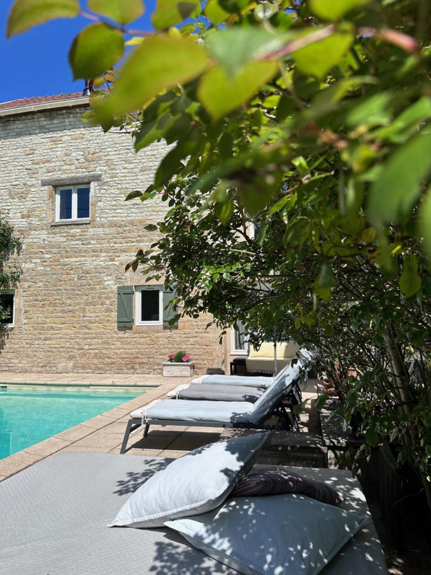 La Cour Des Delices Bed & Breakfast Gigny  Dış mekan fotoğraf